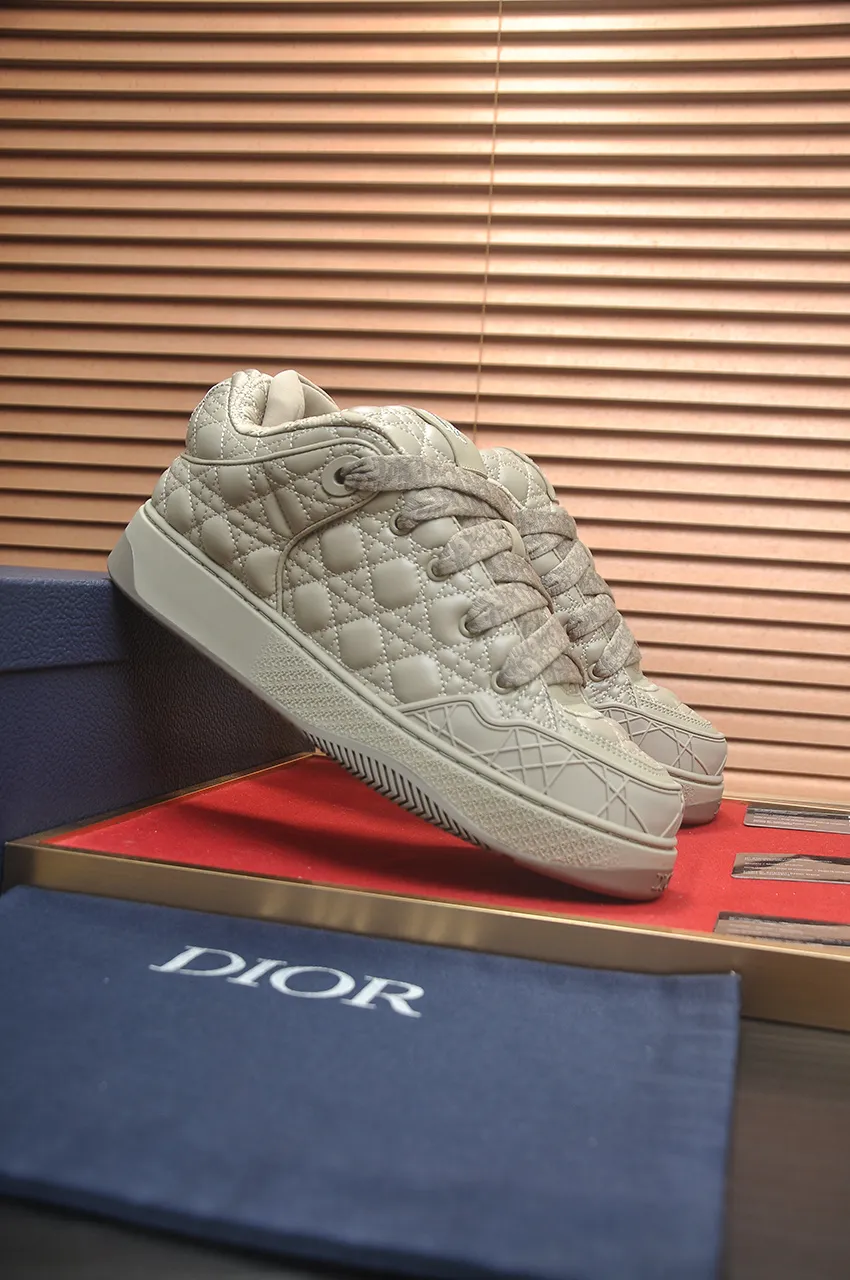 Men's men's shoes 💰: 800💶 (top original order) Brand: Dior (Dior) Standard code: Men's code 39-44 (45 customized) Grade: Same as the official website Material: Top original cowhide stitched together Original wear-resistant and lightweight outsole Style category: Fashionable casual shoes Distinguished luxury brand elements top luxury Color: Actual picture color